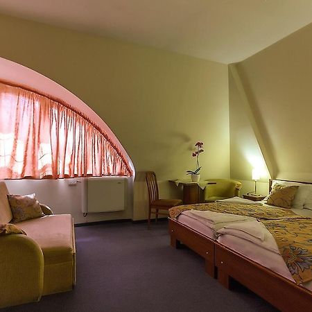 Aranypatko Fogado-Etterem Hotel Gyorujbarat Luaran gambar