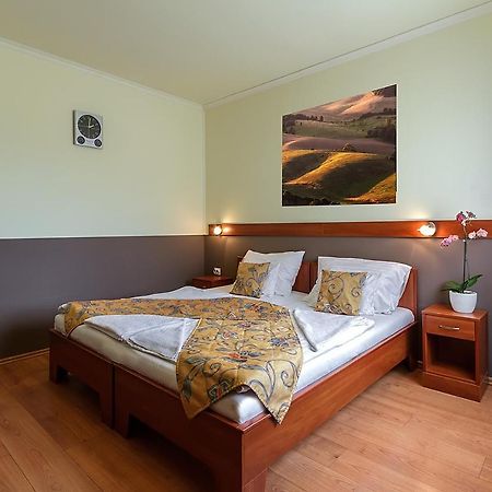 Aranypatko Fogado-Etterem Hotel Gyorujbarat Luaran gambar