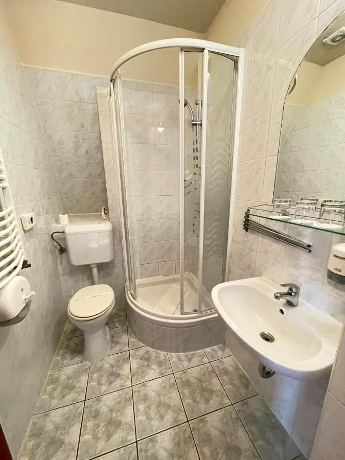 Aranypatko Fogado-Etterem Hotel Gyorujbarat Luaran gambar