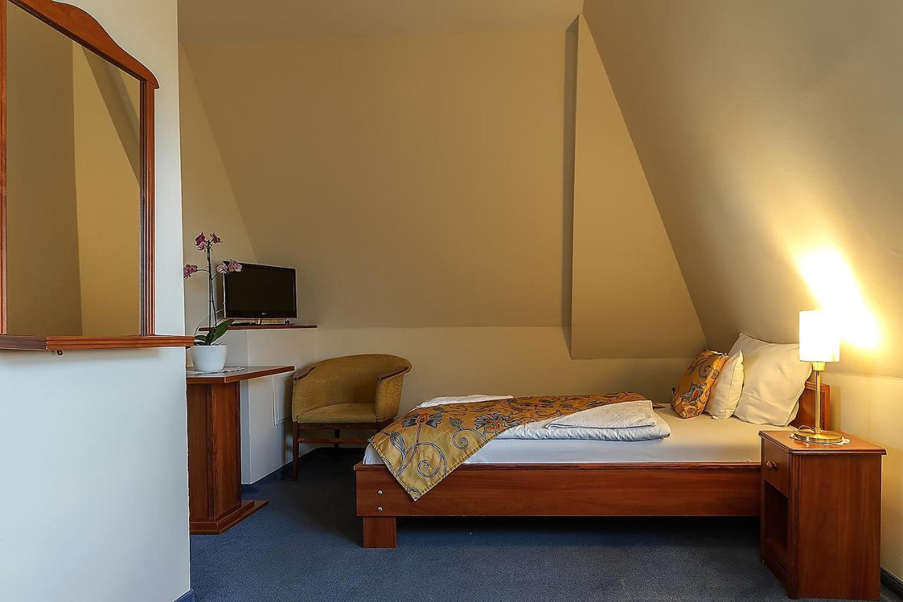 Aranypatko Fogado-Etterem Hotel Gyorujbarat Luaran gambar