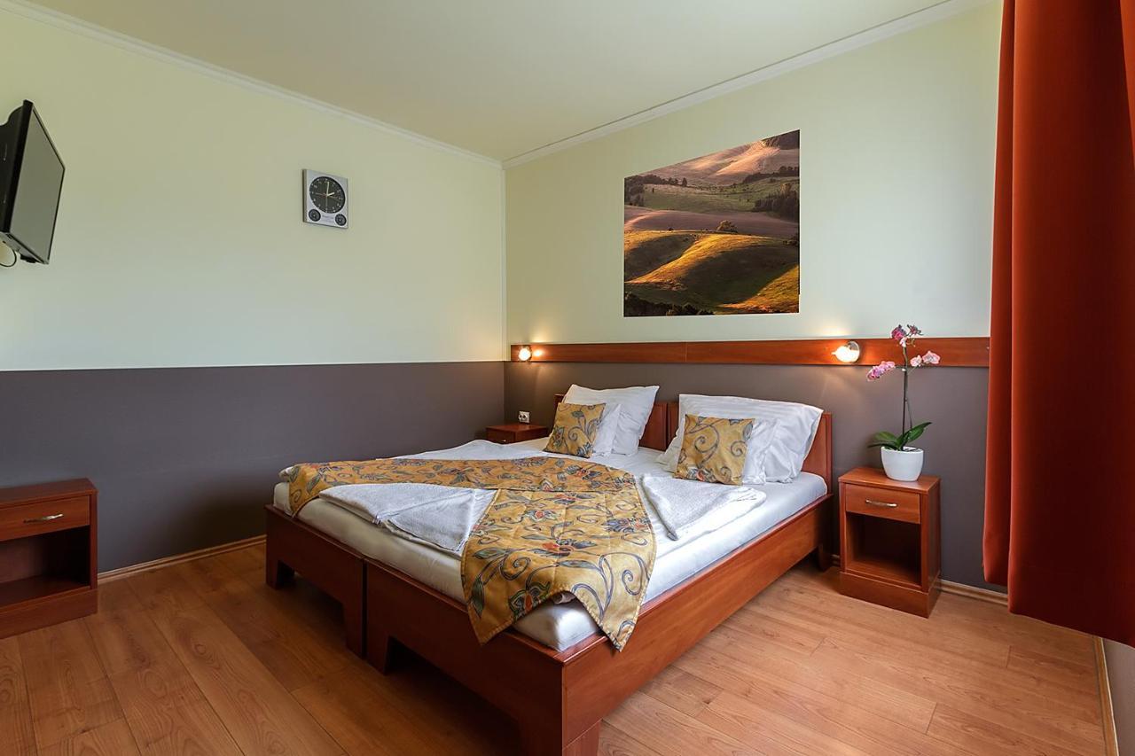 Aranypatko Fogado-Etterem Hotel Gyorujbarat Luaran gambar