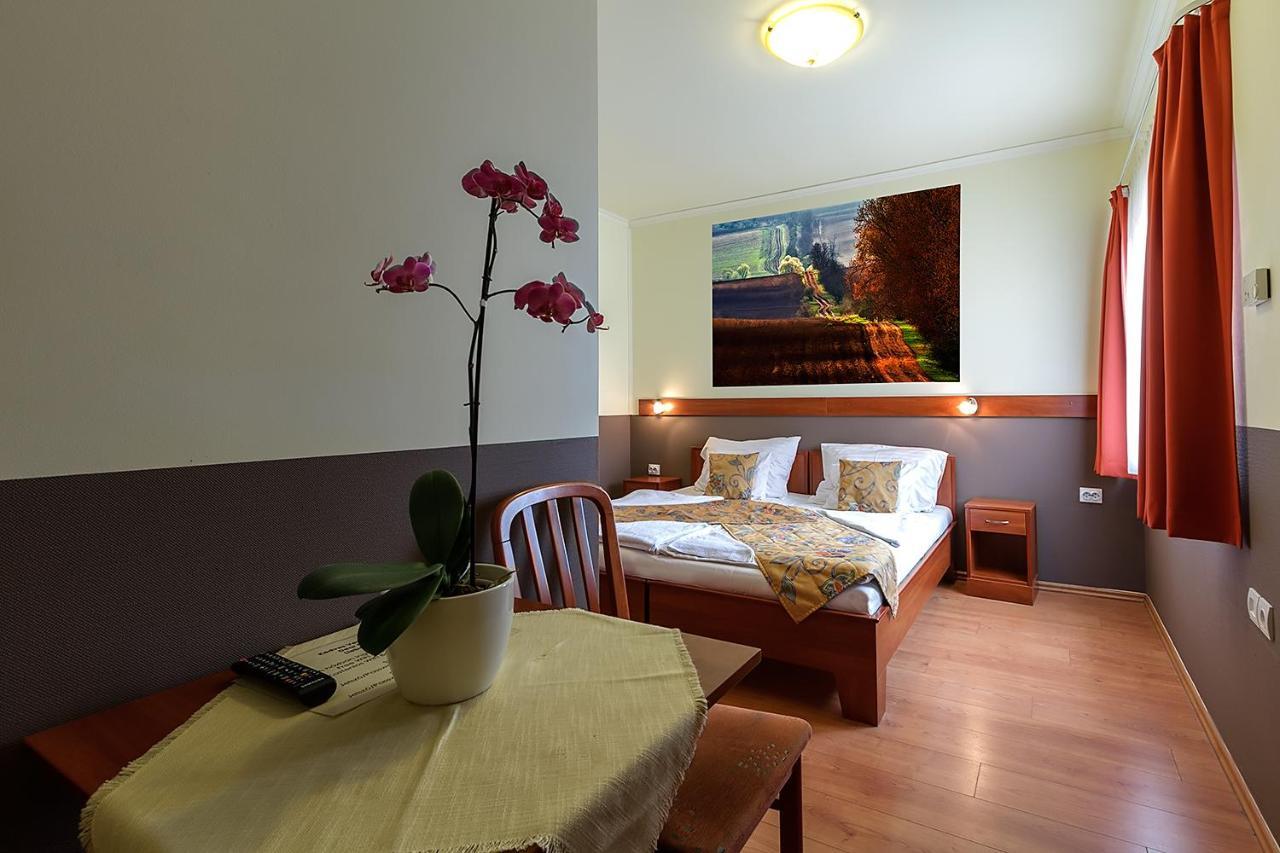 Aranypatko Fogado-Etterem Hotel Gyorujbarat Luaran gambar